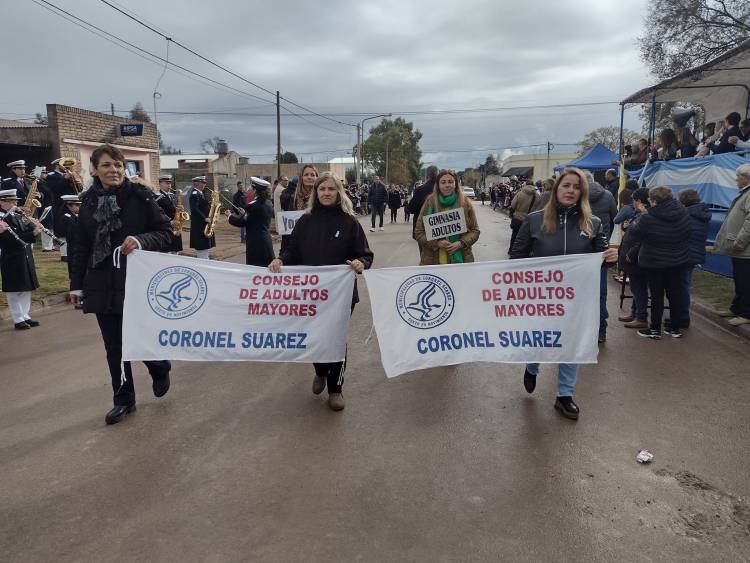 FM Suarense dijo presente en el desfile del 25 de Mayo, en Villa Belgrano