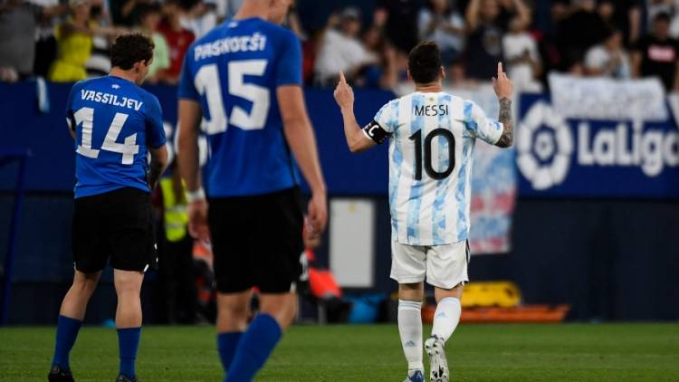 Messi hizo por primera vez cinco goles con la camiseta argentina y agiganta su historia