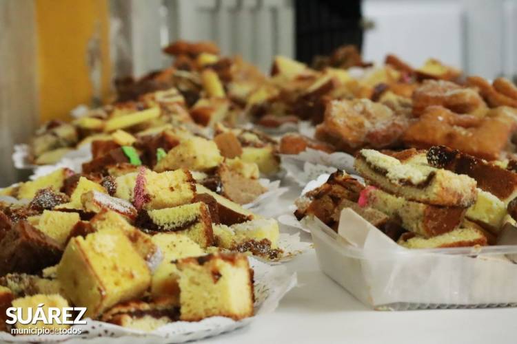 Multitudinario café con tortas organizado por la Comparsa de Personas Mayores