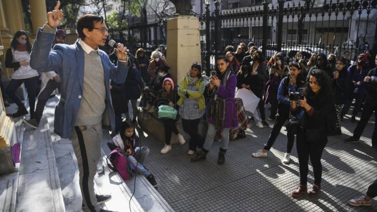 Siguen las tomas de escuelas en CABA y Acuña reclama a familias $1,5 millón por día