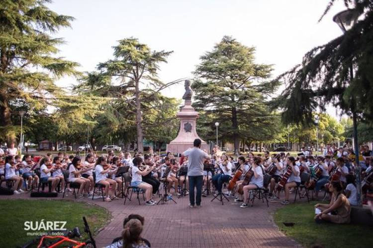 Más de 100 alumnos de la Orquesta Escuela de Coronel Suárez brindaron el tradicional “Concierto de fin de año”