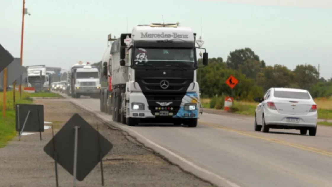 Renuevan norma que restringe la circulación de camiones en fines de semana largos y vacaciones
