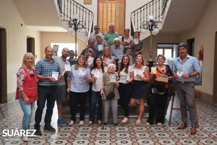 Integrantes del Taller de Artes Plásticas del Hogar de Ancianos “Domingo Goñi” obsequiaron calendarios 2023