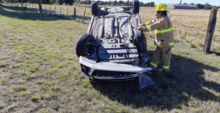 Saldungaray: los Bomberos acudieron a un vuelco en la zona de acceso