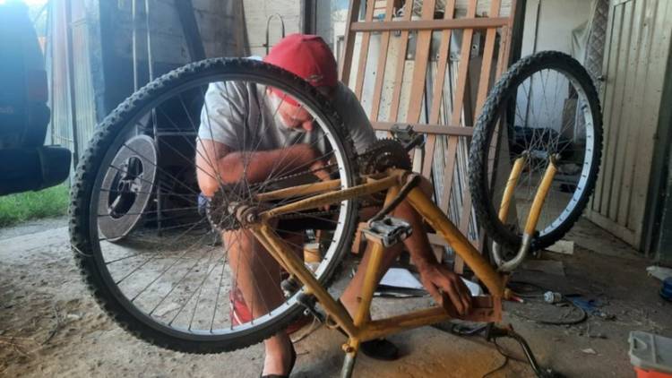 Cicloturistas solidarios: reciben y arreglan bicicletas para los niños