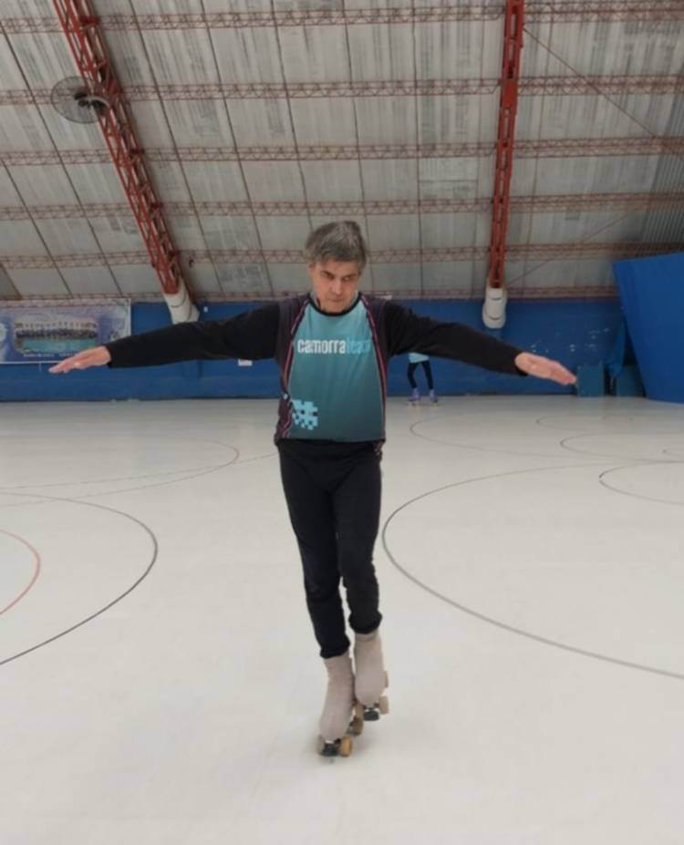 Es ciego, tiene 53 años y patina en el club El Nacional