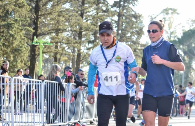 Es ciego, tiene 53 años y patina en el club El Nacional