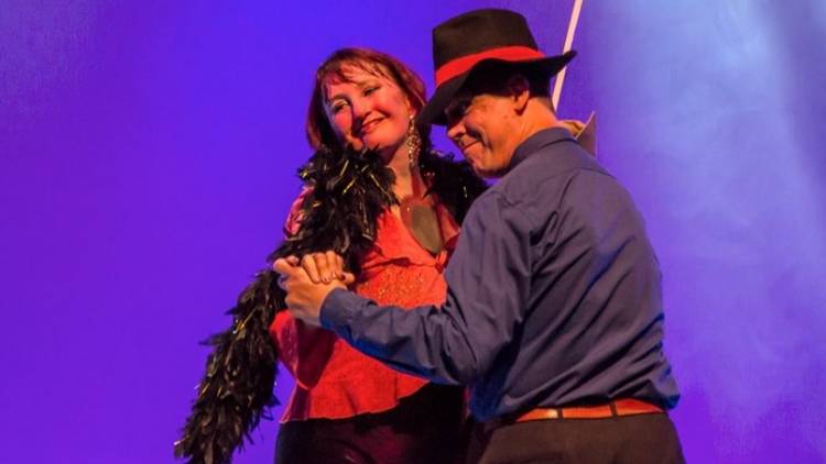 Es ciego, tiene 53 años y patina en el club El Nacional