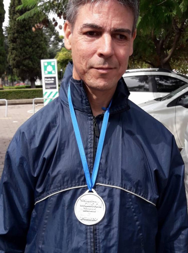 Es ciego, tiene 53 años y patina en el club El Nacional