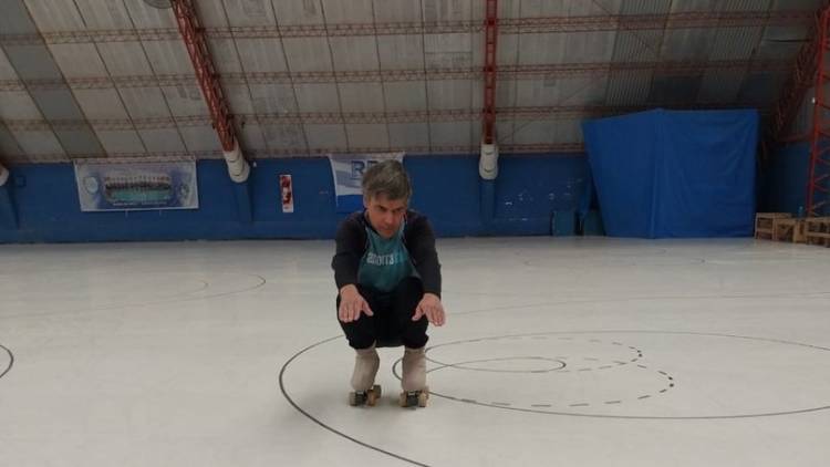 Es ciego, tiene 53 años y patina en el club El Nacional