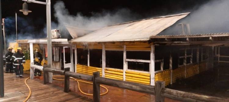 Investigan las causas del incendio de un parador en Monte Hermoso