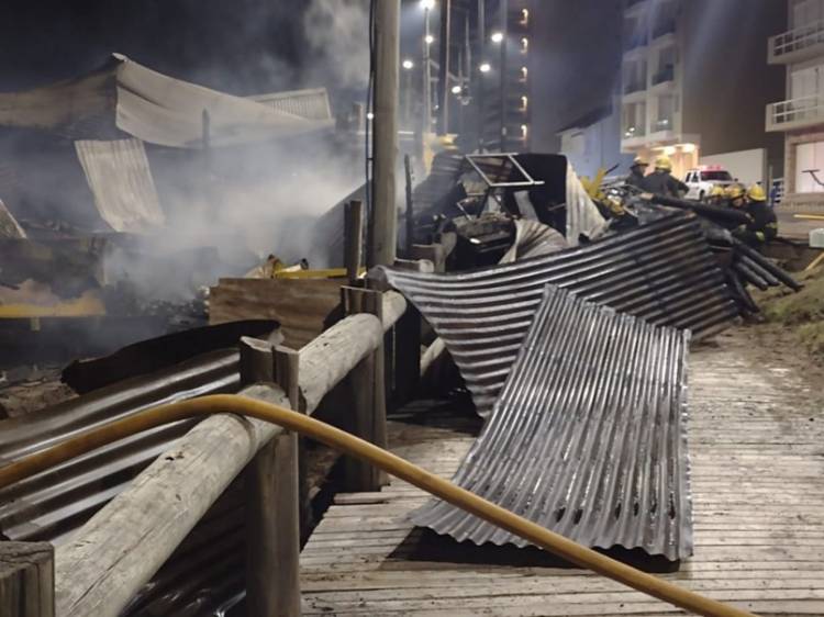 Investigan las causas del incendio de un parador en Monte Hermoso