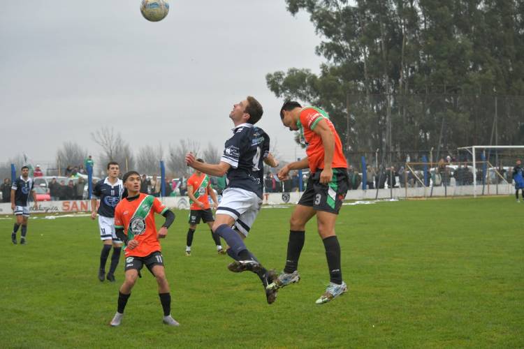 Empleados de Comercio y Racing son finalistas del Fútbol de la Liga Regional