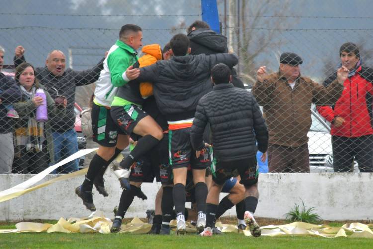 Empleados de Comercio y Racing son finalistas del Fútbol de la Liga Regional