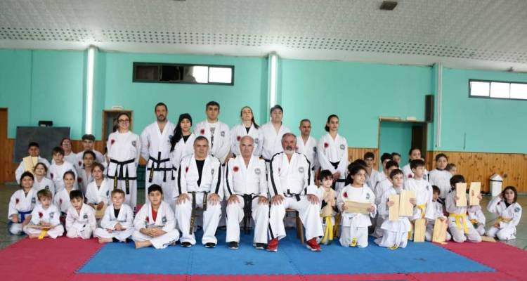 TAEKWONDO: nuevas graduaciones en la escuela cinturon blanco