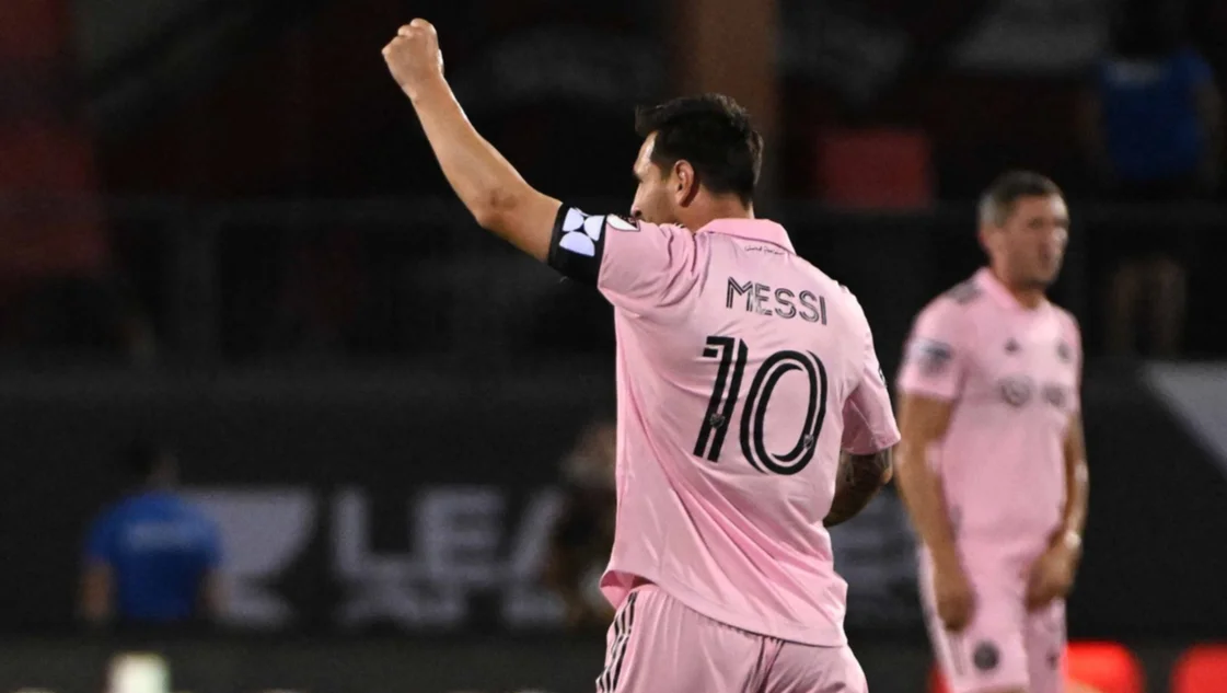 Messi hizo de todo y, junto a otro argentino, le dieron la clasificación a Inter