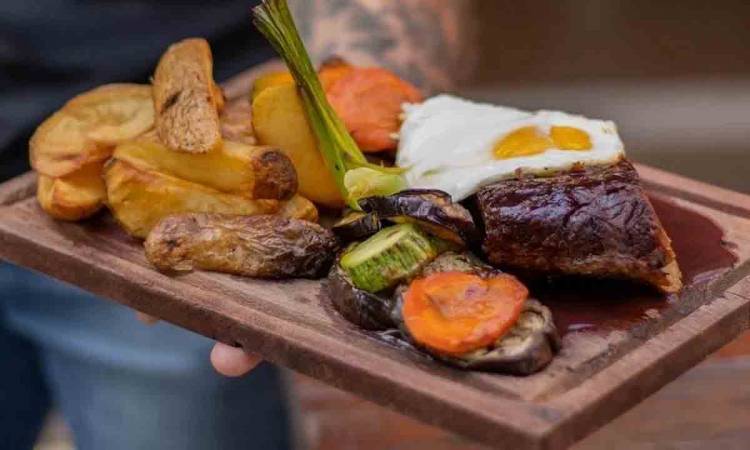 Delicioso manjar: tapa de asado con papas rústicas y huevo