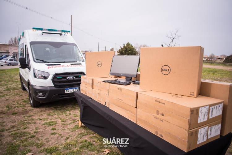 El Gobierno Provincial entregó una ambulancia de alta complejidad, 15 computadoras y un sillón de parto al Hospital Municipal