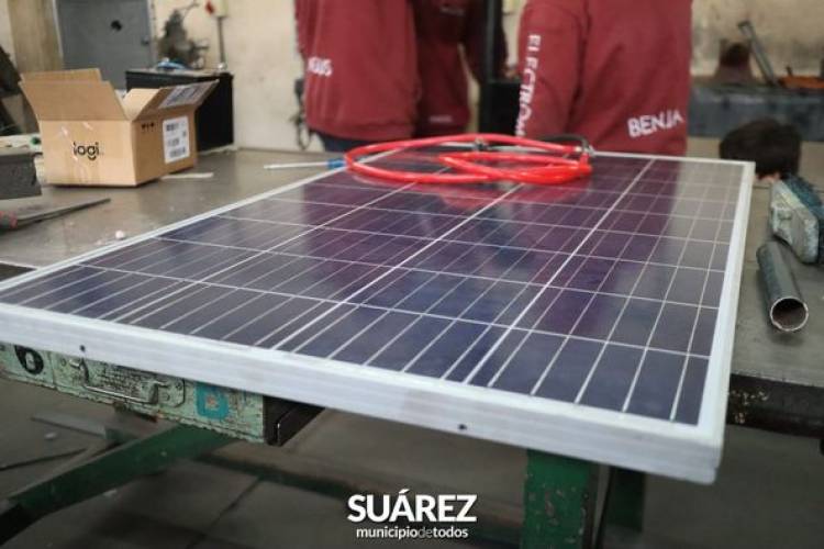 Alumnos de 6to. año de la Escuela Técnica fabrican un inflador solar para la ciclovía