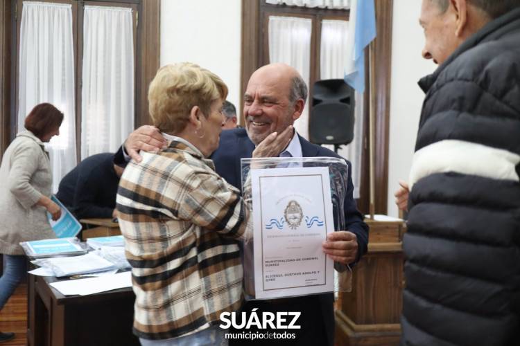 El Intendente Moccero entregó 120 escrituras a vecinos del distrito