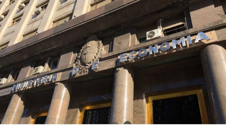 Desde el Ministerio de Economía aclaran que hay fondos para pagar sueldos y aguinaldos