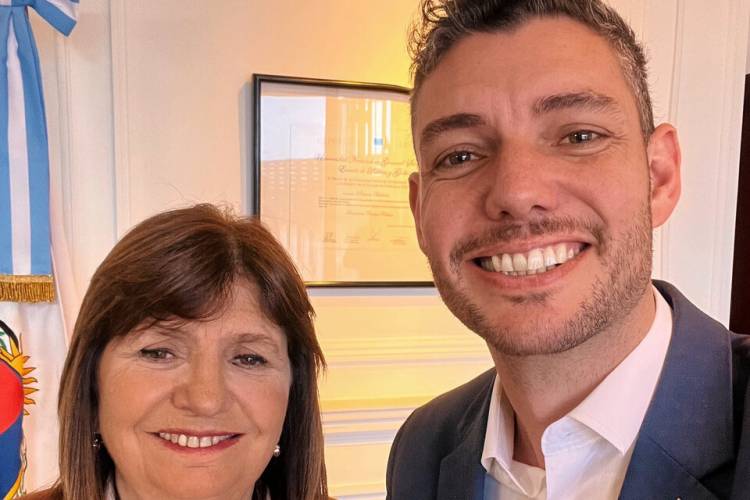 Mientras pedía "privarse de gustitos", la mano derecha de Bullrich se fue al carnaval de Venecia