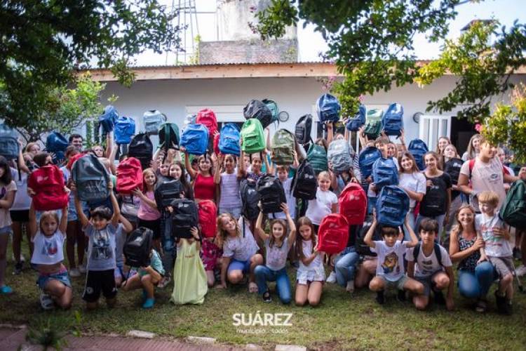 Entrega de kits escolares para alumnos de la Orquesta Escuela y Patios Abiertos
