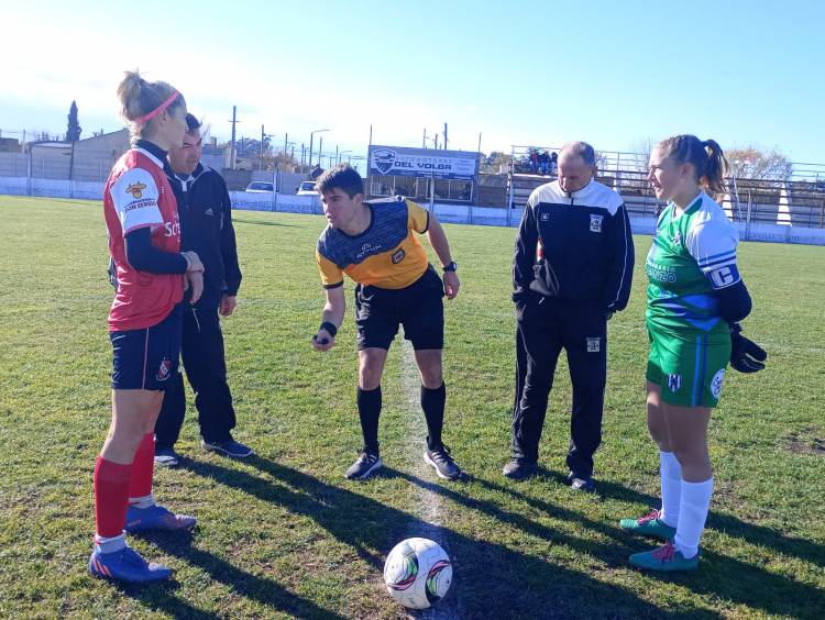 En el Futbol Femenino las chicas del rojo golearon a su clásico rival.