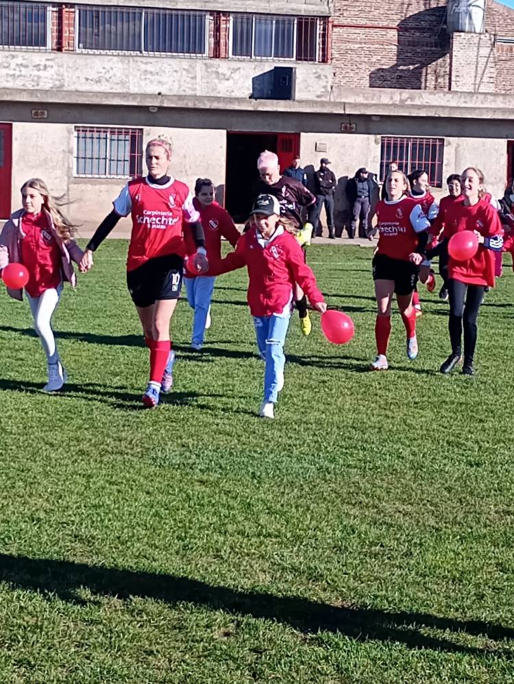 En el Futbol Femenino las chicas del rojo golearon a su clásico rival.