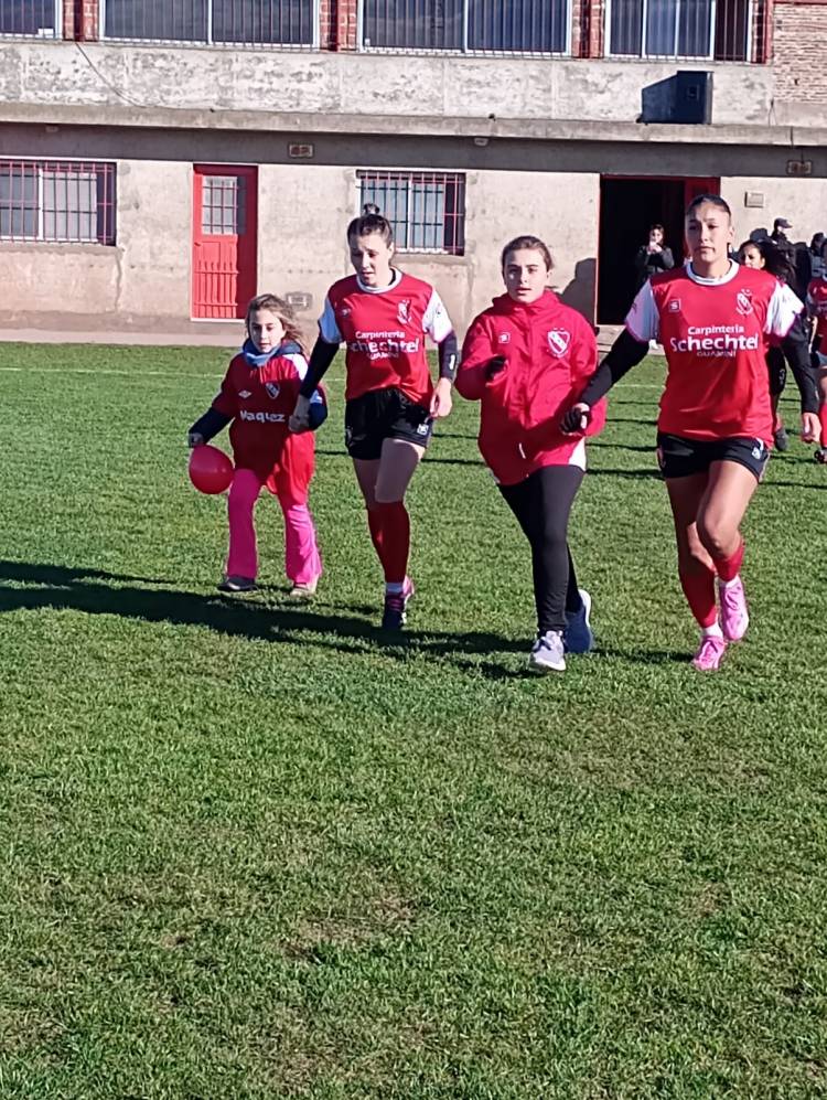 En el Futbol Femenino las chicas del rojo golearon a su clásico rival.