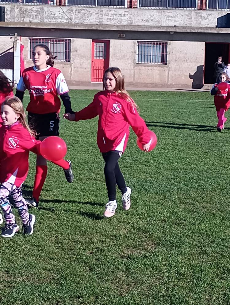 En el Futbol Femenino las chicas del rojo golearon a su clásico rival.