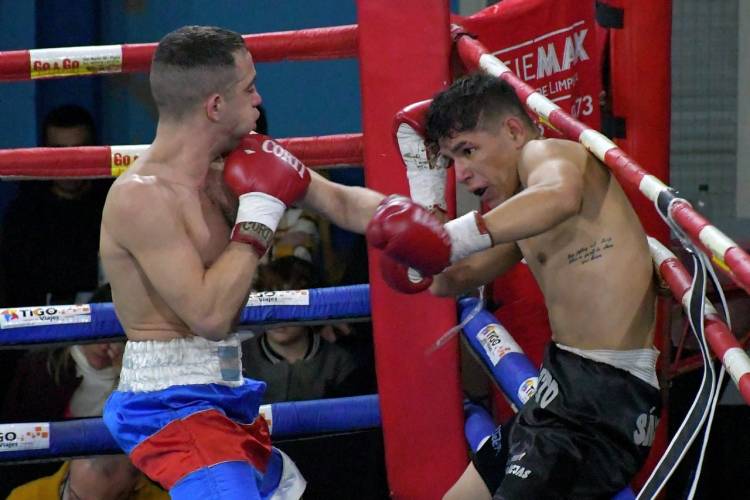 Noche fría y exitoso 2do festival de boxeo en Club El Progreso de pueblo Santa María