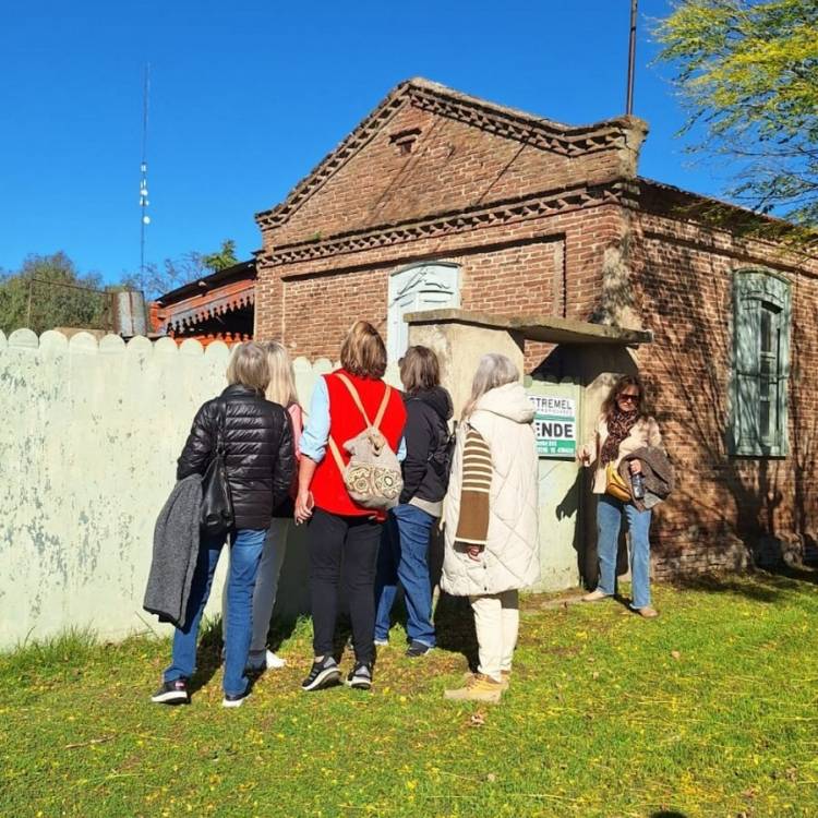 Multitudinaria caminata turística en Pueblo Santa María