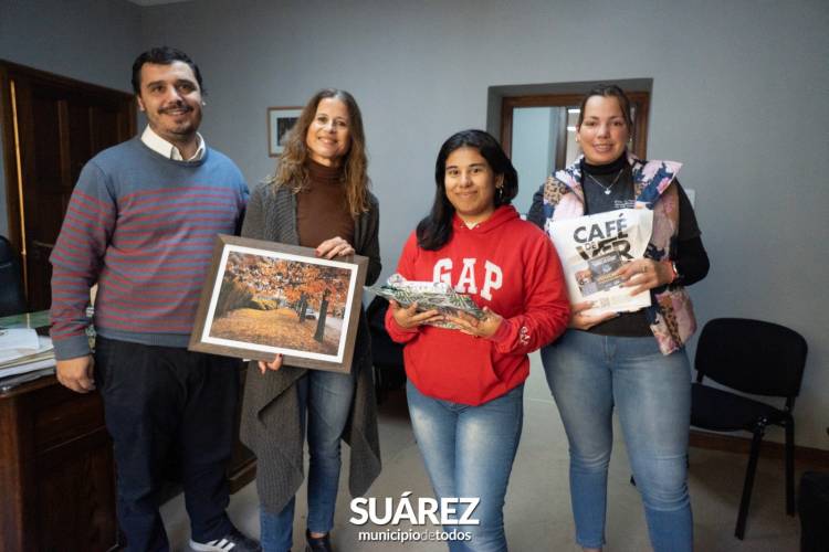 Lorena Martínez ganó el concurso “Suárez en Otoño” con su foto “Suárez bajo un manto de hojas”