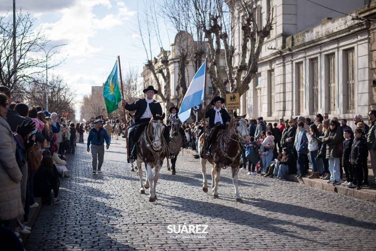 Multitudinaria participación en el tradicional desfile del 6 de Agosto