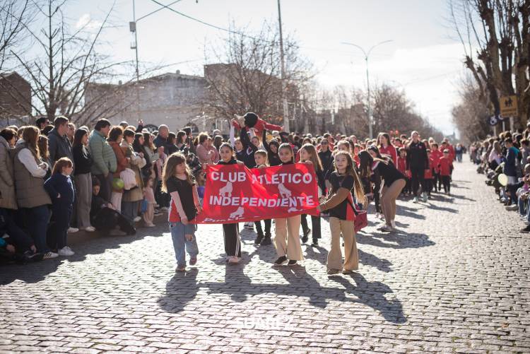 Multitudinaria participación en el tradicional desfile del 6 de Agosto