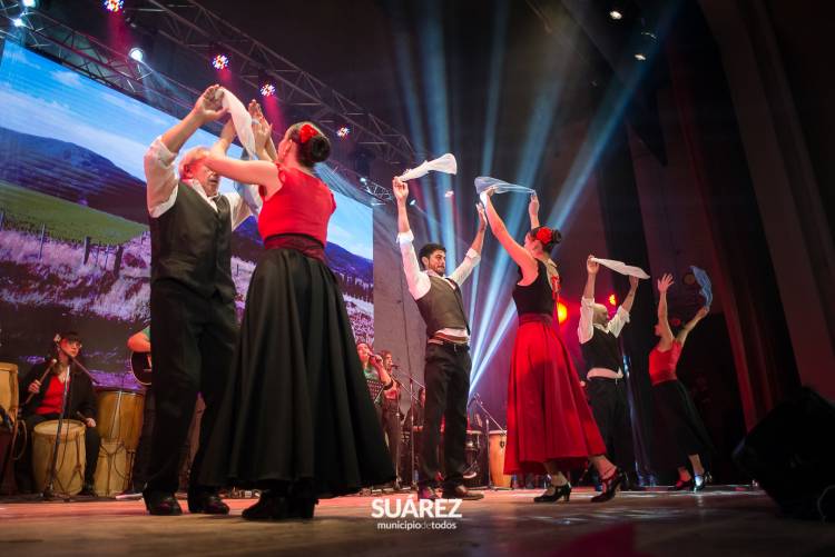 Los alumnos y docentes del CEPEAC N° 1 brillaron en una Noche de Gala inolvidable