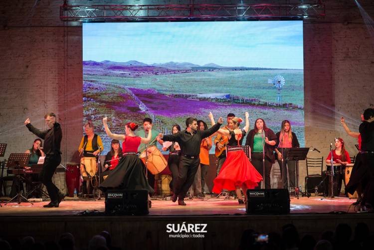 Los alumnos y docentes del CEPEAC N° 1 brillaron en una Noche de Gala inolvidable