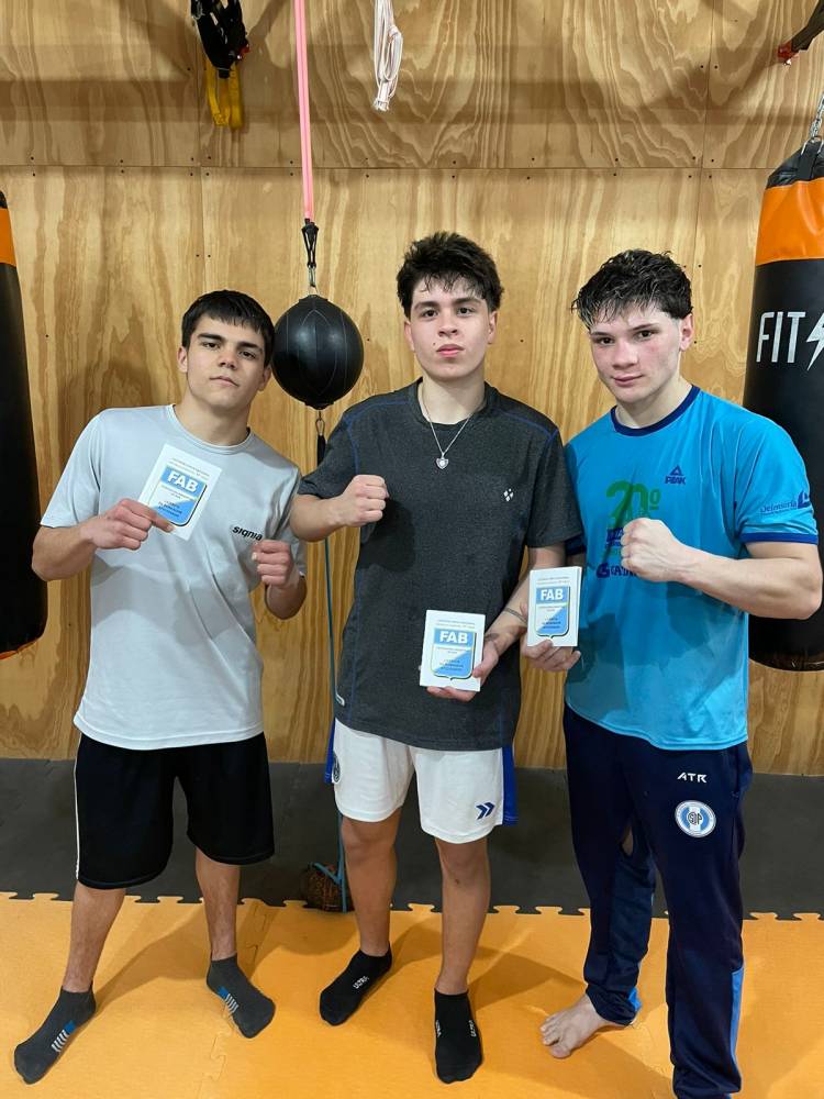 5 boxeadores del Fitness Dojo Club ya tienen sus licencias de boxeadores amateurs