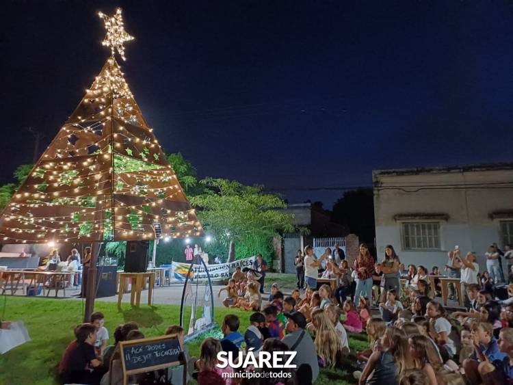 Las localidades celebraron el encendido de sus árboles navideños