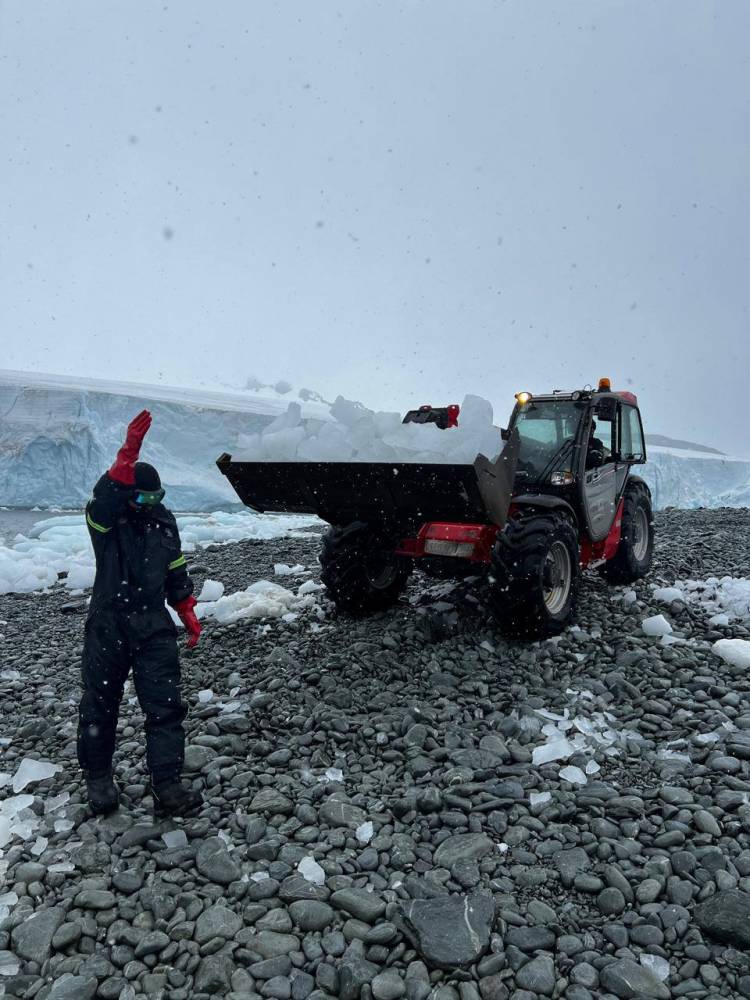 Rodrigo Lopez del SMN diálogo desde la Antártida con FM Suarense
