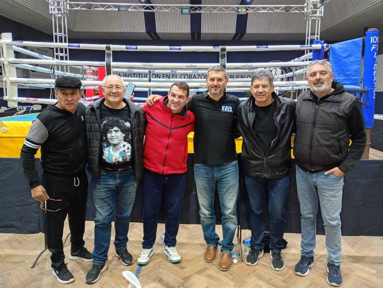 Clínica de Boxeo con el arbitro de la FAB Daniel Dotti, en el "Club El Progreso" de pueblo Santa Maria