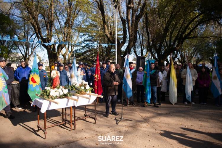 Acto por el 216° aniversario de la Revolución de Mayo en Villa Belgrano