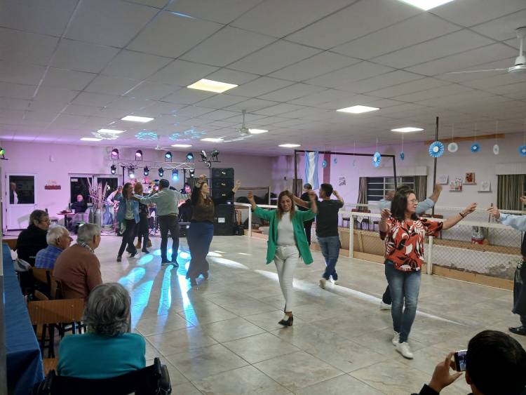 El quincho del Hogar de Ancianos a pleno con la peña y baile