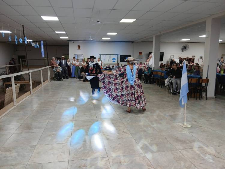 El quincho del Hogar de Ancianos a pleno con la peña y baile