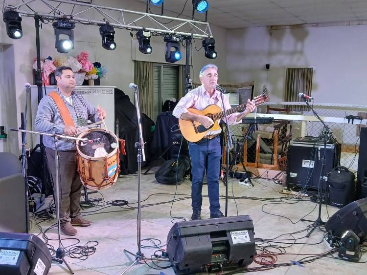 El quincho del Hogar de Ancianos a pleno con la peña y baile