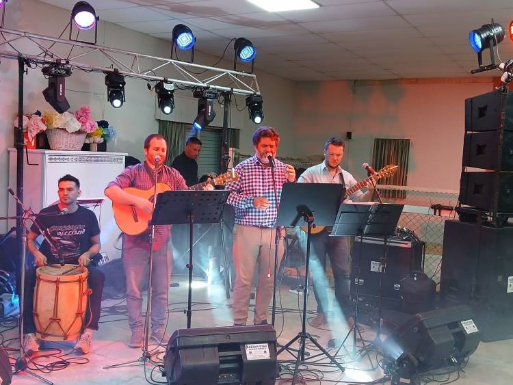 El quincho del Hogar de Ancianos a pleno con la peña y baile