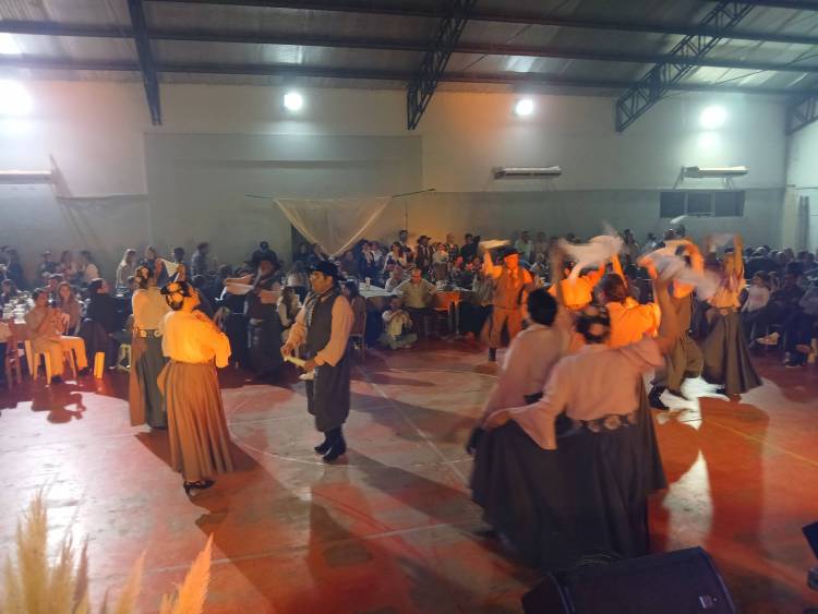 Exitoso festival folclórico organizado por el Coronel Suárez Rugby y Hockey Club en el Polideportivo Municipal