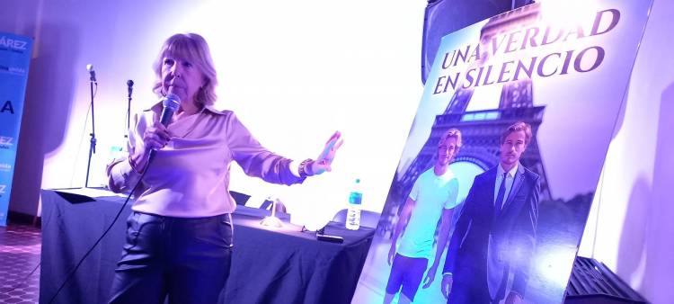 El Sábado 13 la escritora Cristina Adassus presentó su último trabajo, el libro "Una Verdad en Silencio"