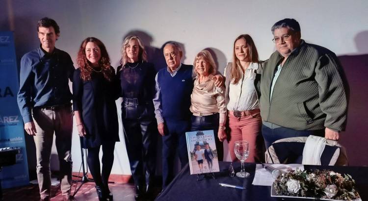 El Sábado 13 la escritora Cristina Adassus presentó su último trabajo, el libro "Una Verdad en Silencio"